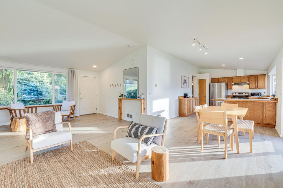 Port Townsend Escape w/ Deck, Bay & Mountain Views House in Puget Sound