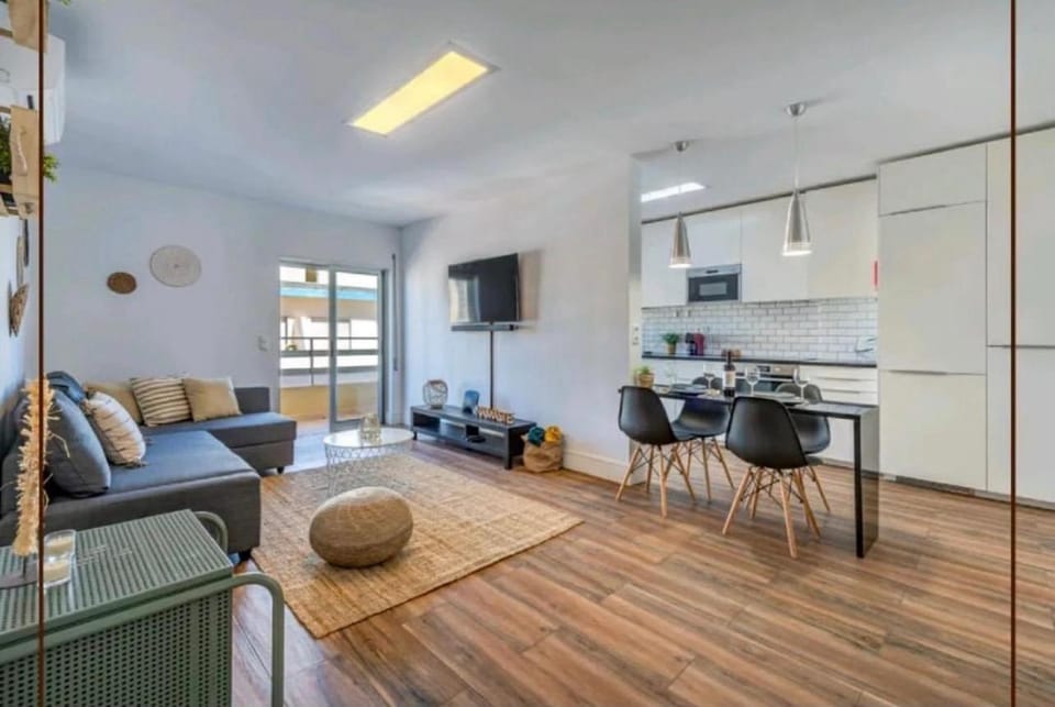 TV and multimedia, Kitchen or kitchenette, Living room, Seating area