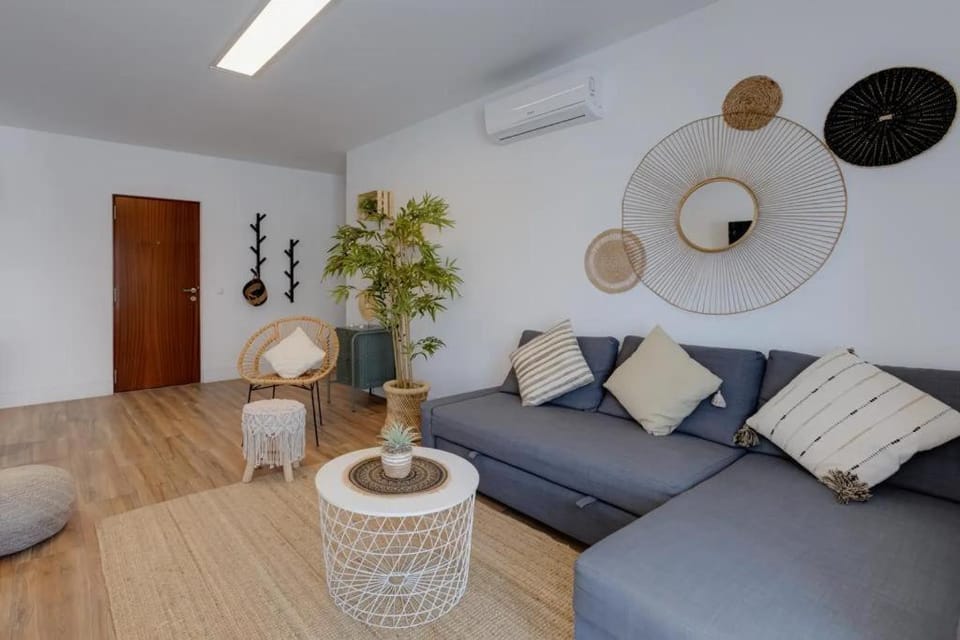 Living room, Seating area, air conditioner