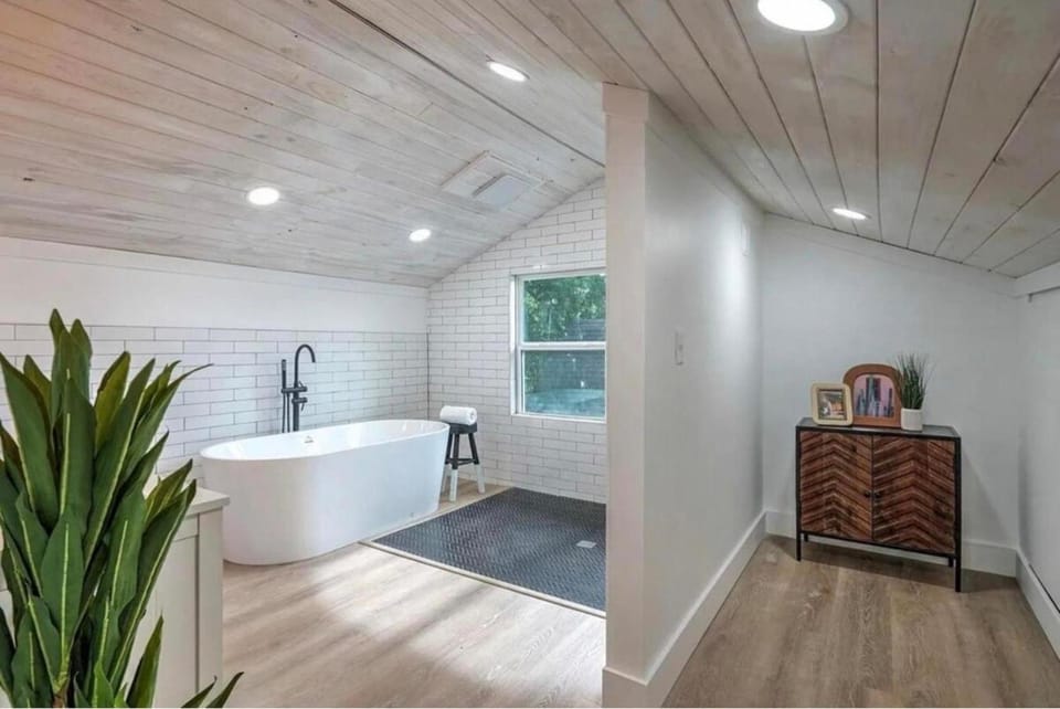 Midtown Masterpiece,Hot Tub, Spa bath - HVNLYhomes House in Tulsa
