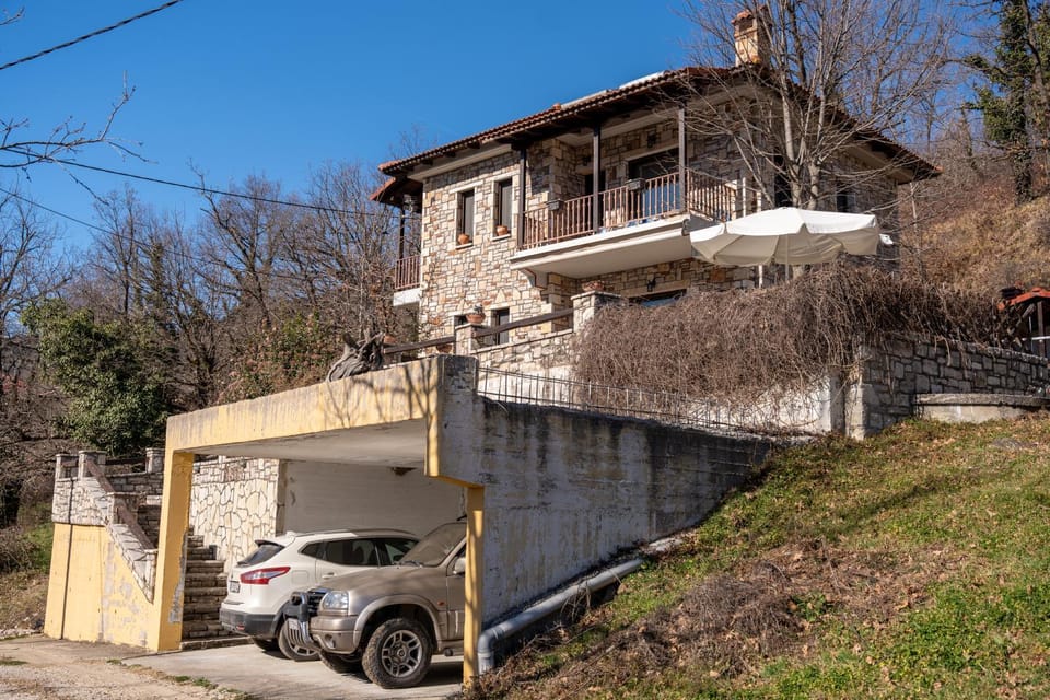 Property building, Day, Balcony/Terrace, Parking