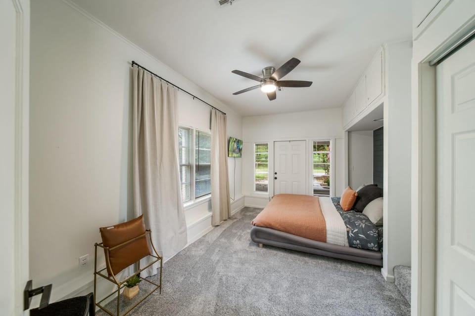Next to Expo, 5 beds, Hot-tub, corn hole, pets! House in Tulsa
