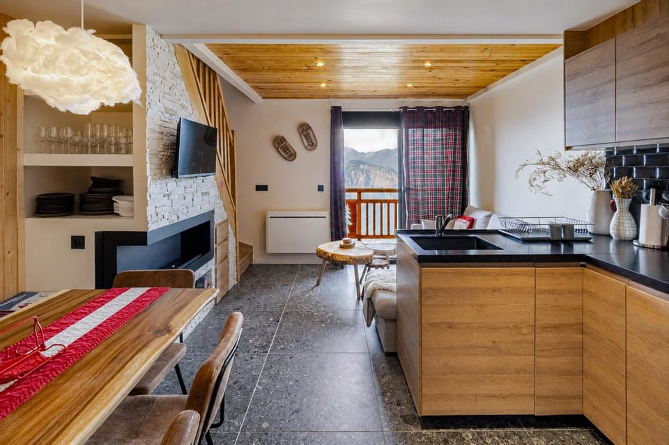 TV and multimedia, Kitchen or kitchenette, Living room, Seating area, Dining area