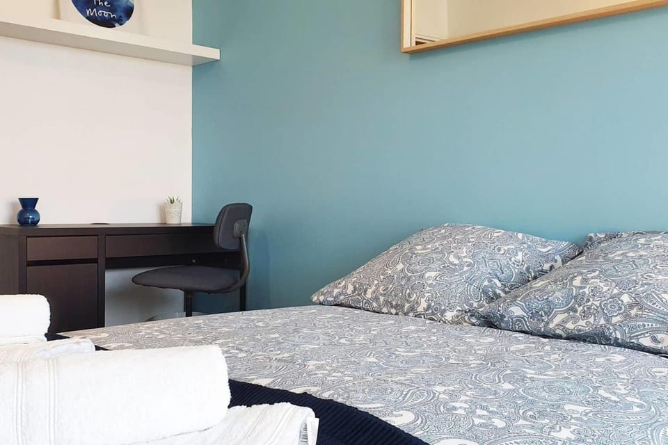 Bed, Seating area, Bedroom