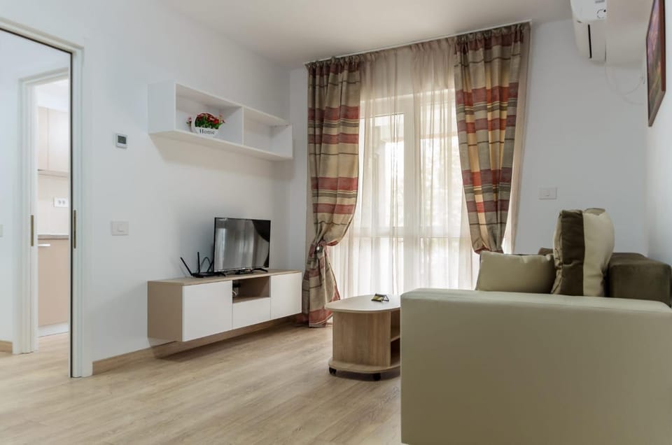 Communal lounge/ TV room, TV and multimedia, Living room, Seating area, Evening entertainment