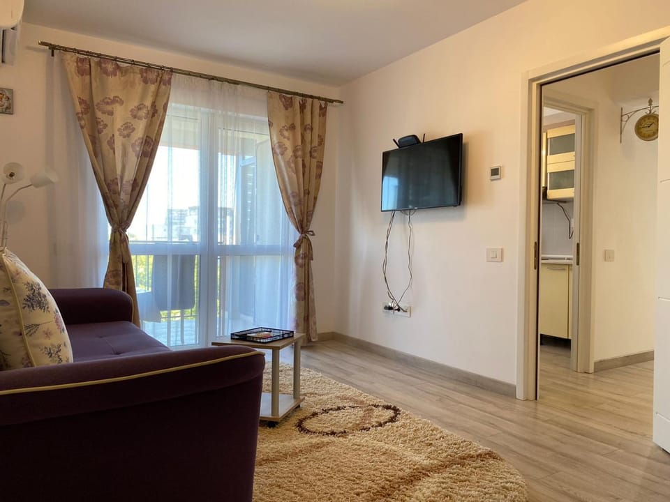 Communal lounge/ TV room, TV and multimedia, Living room, Seating area, Evening entertainment