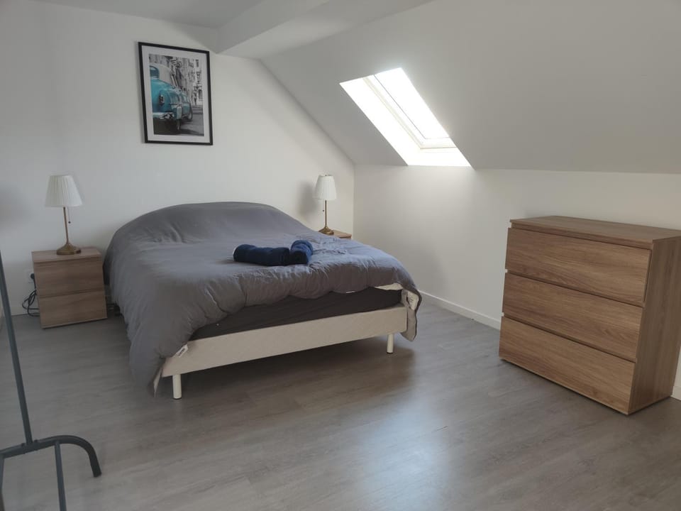 Photo of the whole room, Bedroom