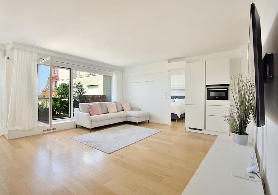 Top Floor Million Dollar View Eiffel Tower, 2 beds, 4 people Apartment in Paris