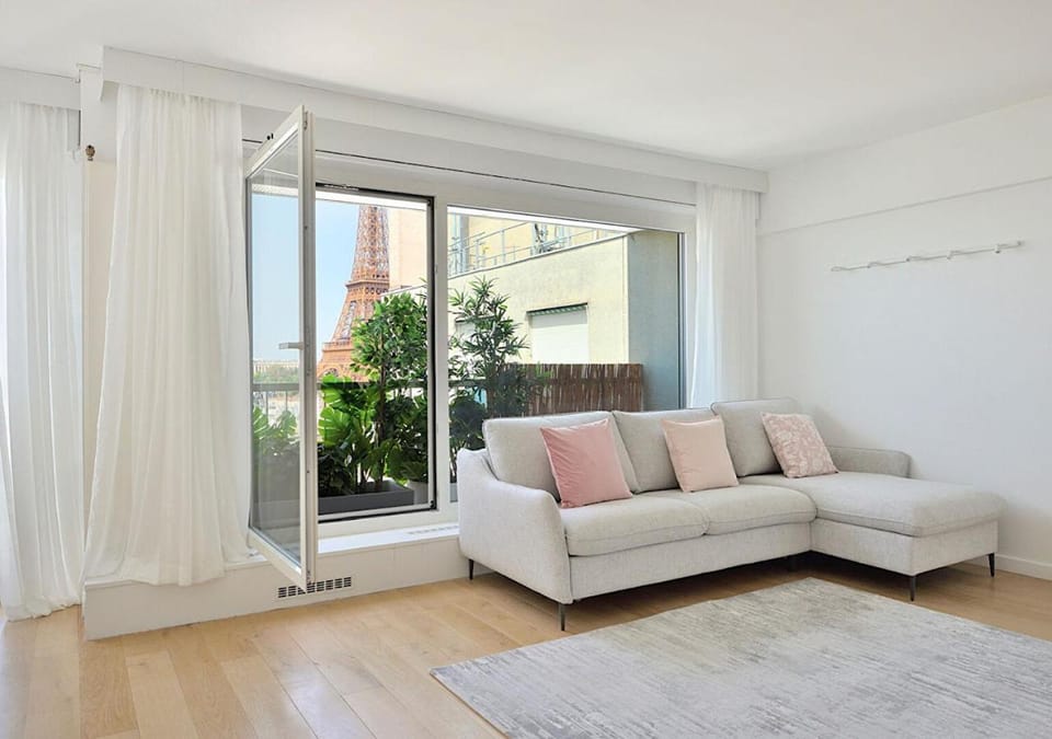 Top Floor Million Dollar View Eiffel Tower, 2 beds, 4 people Apartment in Paris