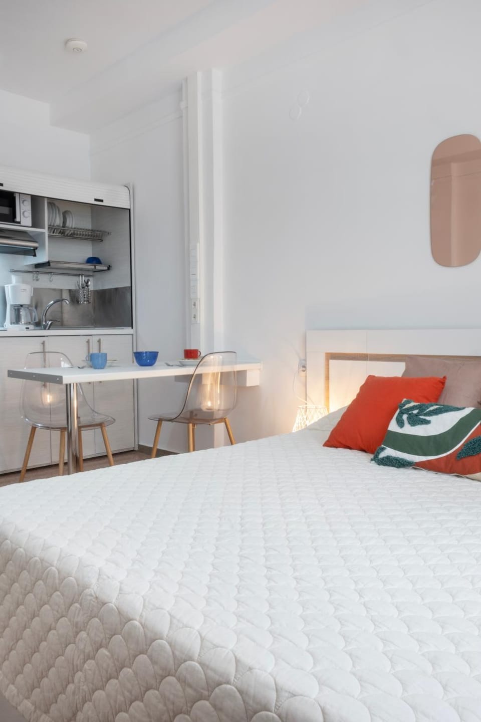 Bed, Kitchen or kitchenette, Dining area