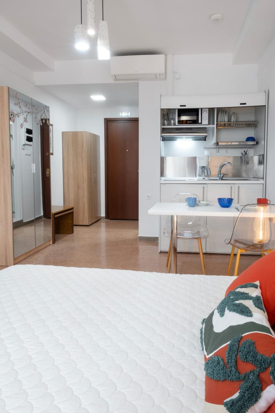 Bed, Kitchen or kitchenette, Photo of the whole room, Dining area, Bedroom, wardrobe, air conditioner