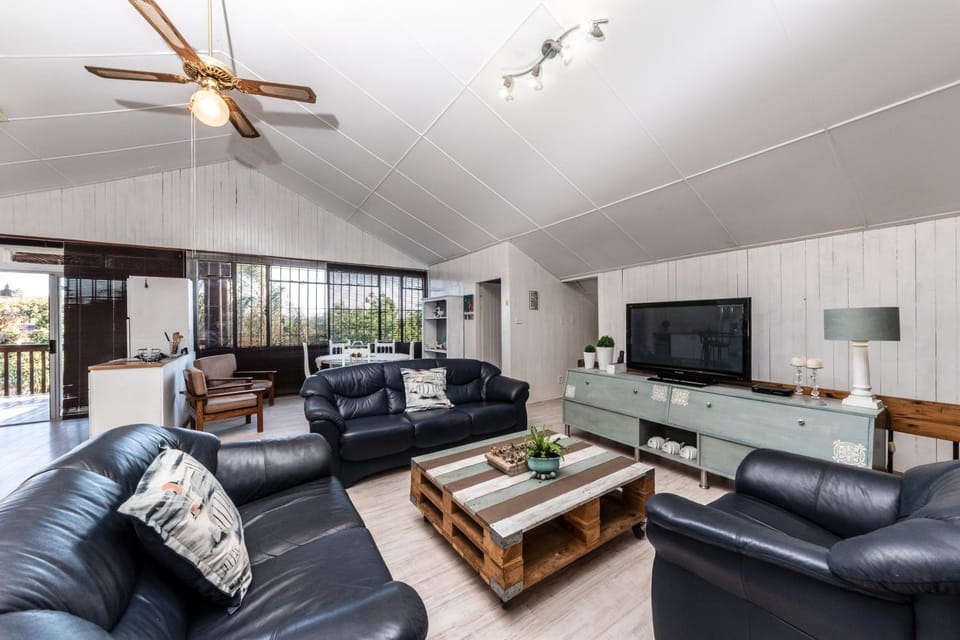 TV and multimedia, Living room, Seating area, fireplace
