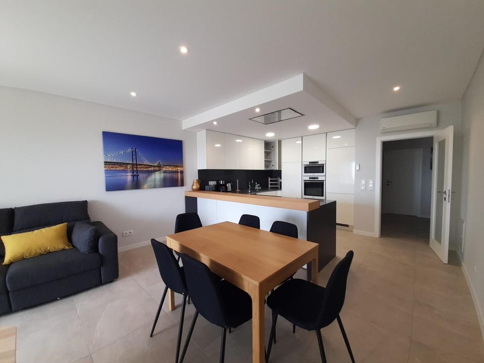 Kitchen or kitchenette, Living room, Seating area, Dining area, minibar, pet friendly