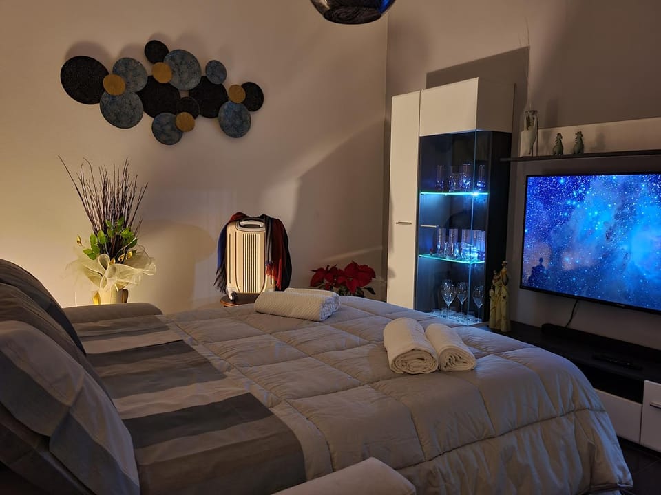 Bed, Bedroom, towels