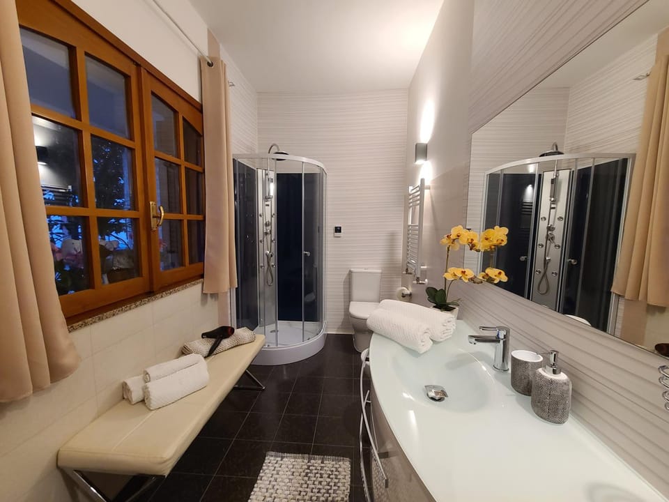 Bathroom, towels