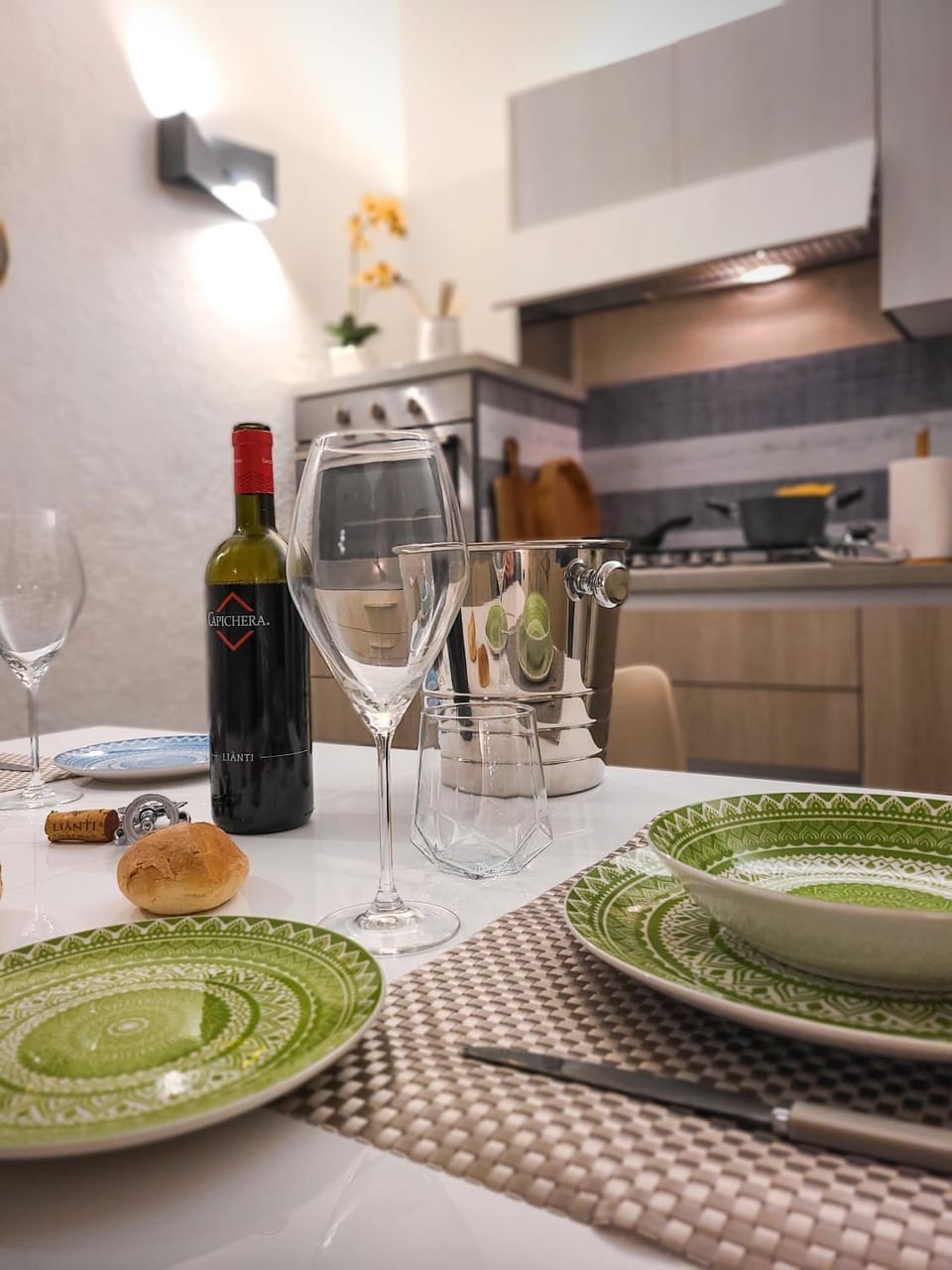 Kitchen or kitchenette, Food and drinks, Dining area, Drinks