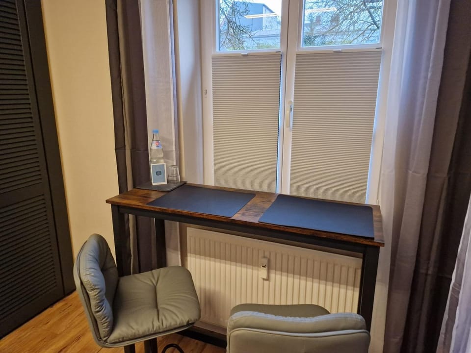 Seating area, Dining area, hair dresser