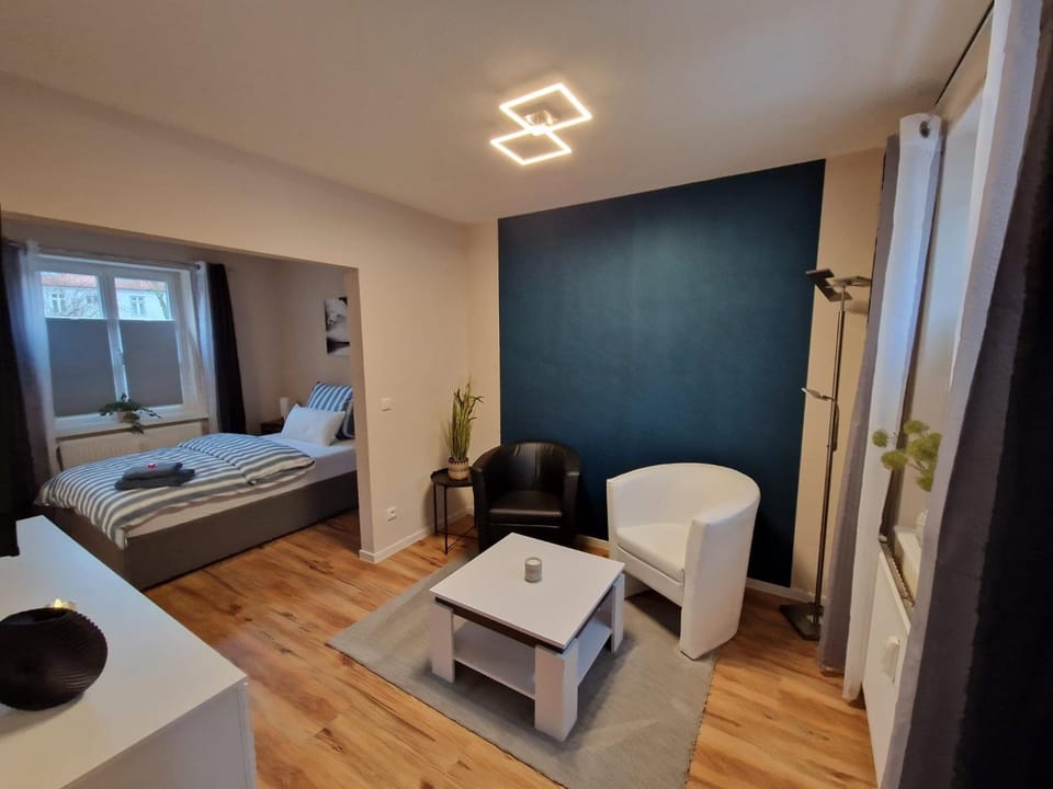 Bed, TV and multimedia, Living room, Photo of the whole room, Seating area, Bedroom