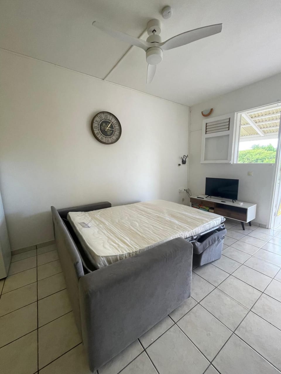 Bed, TV and multimedia