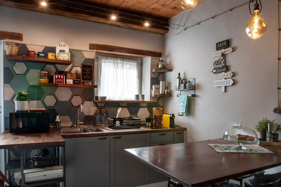 Kitchen or kitchenette, Dining area