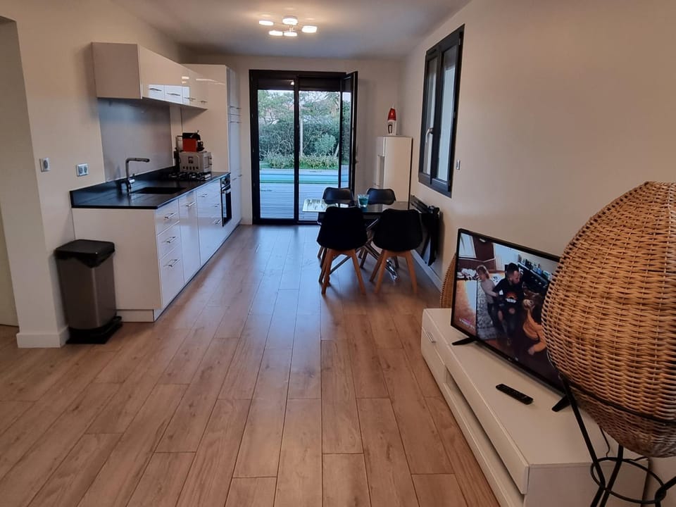 Piscine privative, CLIM, WIFI, plage au bout de la rue, 5min à pied, 6 couchages, bel appartement rdc Apartment in Le Barcarès