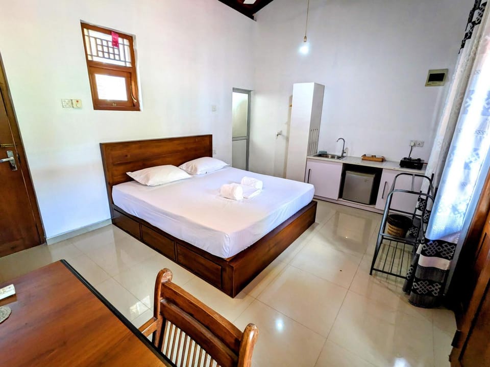 Bed, Kitchen or kitchenette, Photo of the whole room, Bedroom, hair dresser, towels