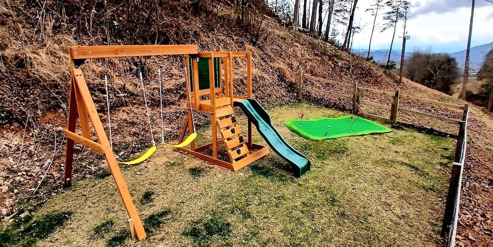 Lil Cabin in the Cove! MTN views, theater, hot tub, games, king beds, Prime Location! Cabin in Sevier County
