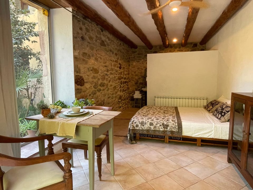 Photo of the whole room, Seating area, Bedroom