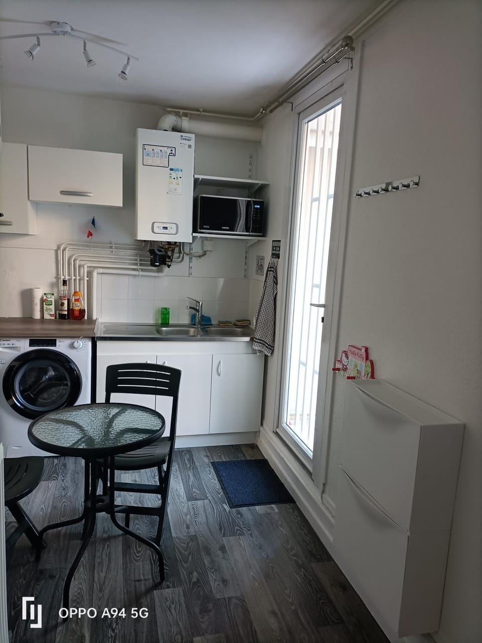 Kitchen or kitchenette, Dining area, minibar, stove