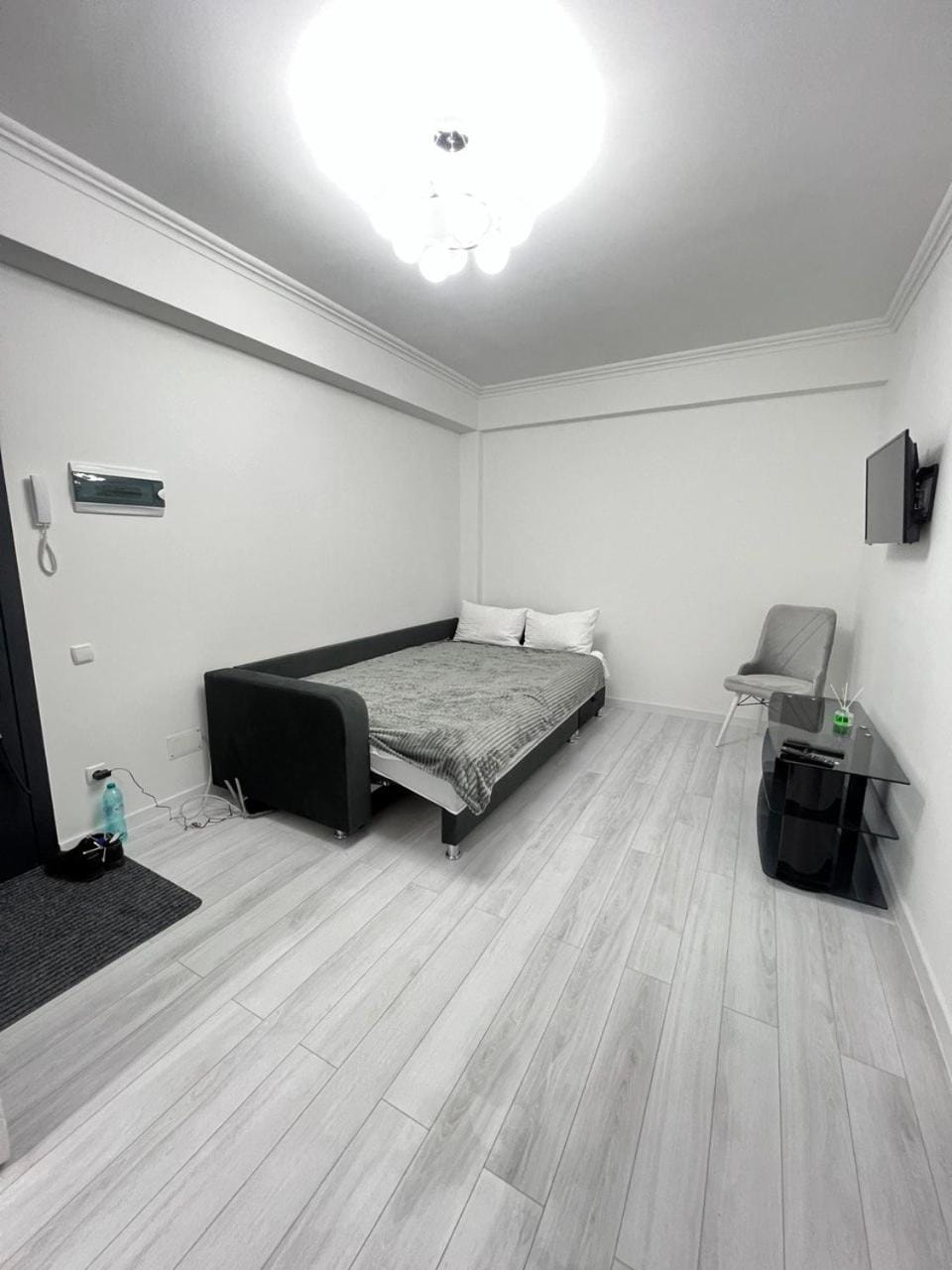 Bed, TV and multimedia, Living room, Seating area