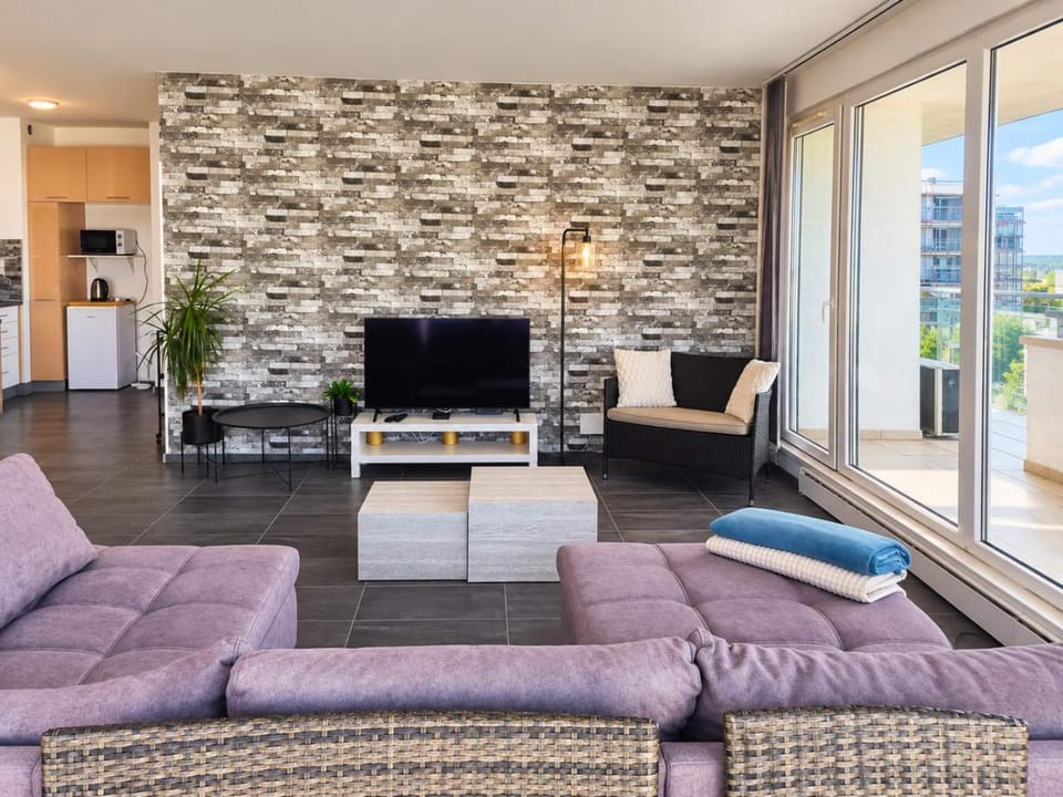 Communal lounge/ TV room, TV and multimedia, Living room, Seating area, Evening entertainment