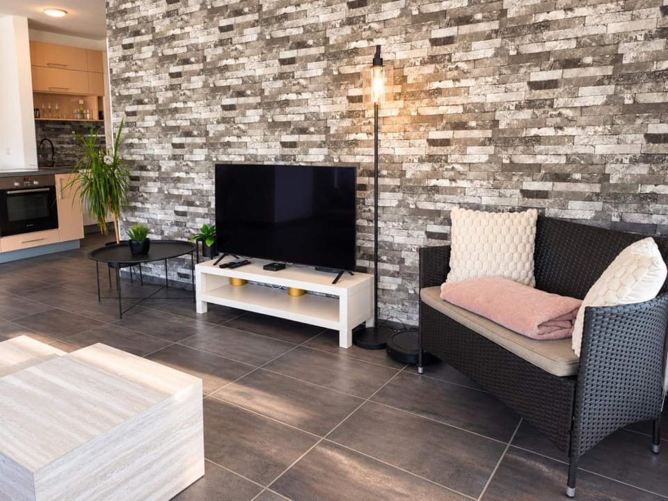 Communal lounge/ TV room, TV and multimedia, Living room, Seating area, Evening entertainment