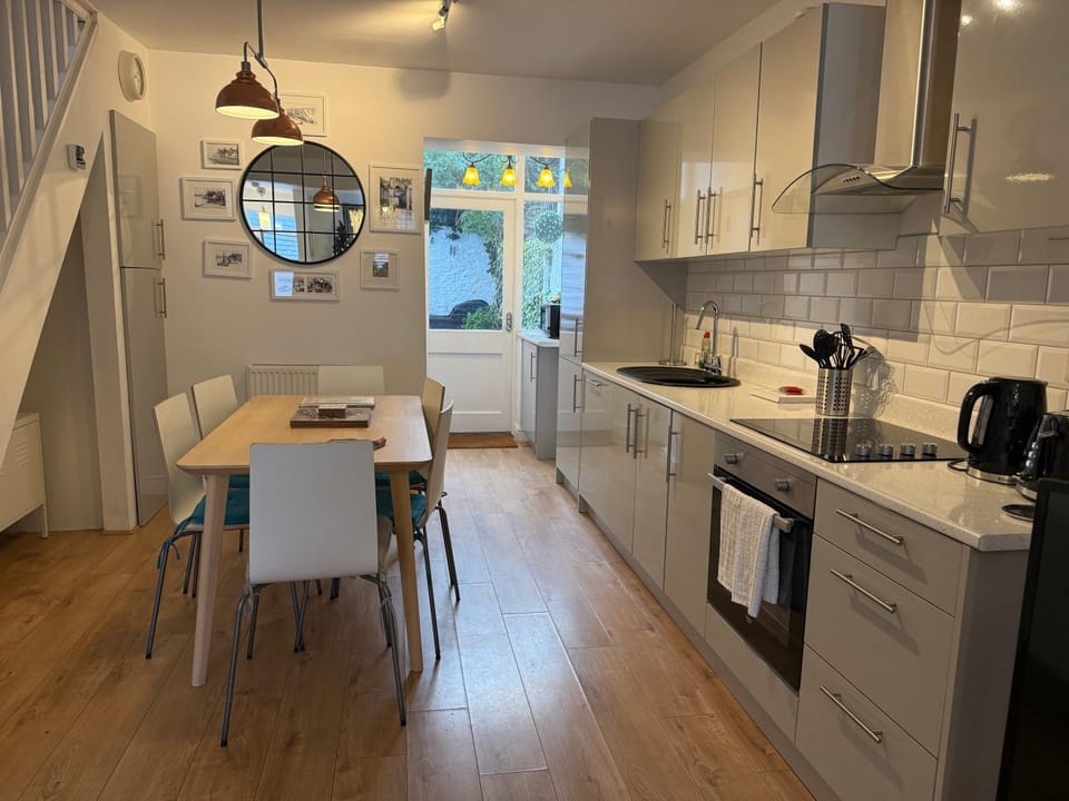 Coffee/tea facilities, Kitchen or kitchenette, Dining area, dishwasher, oven, stove, toaster