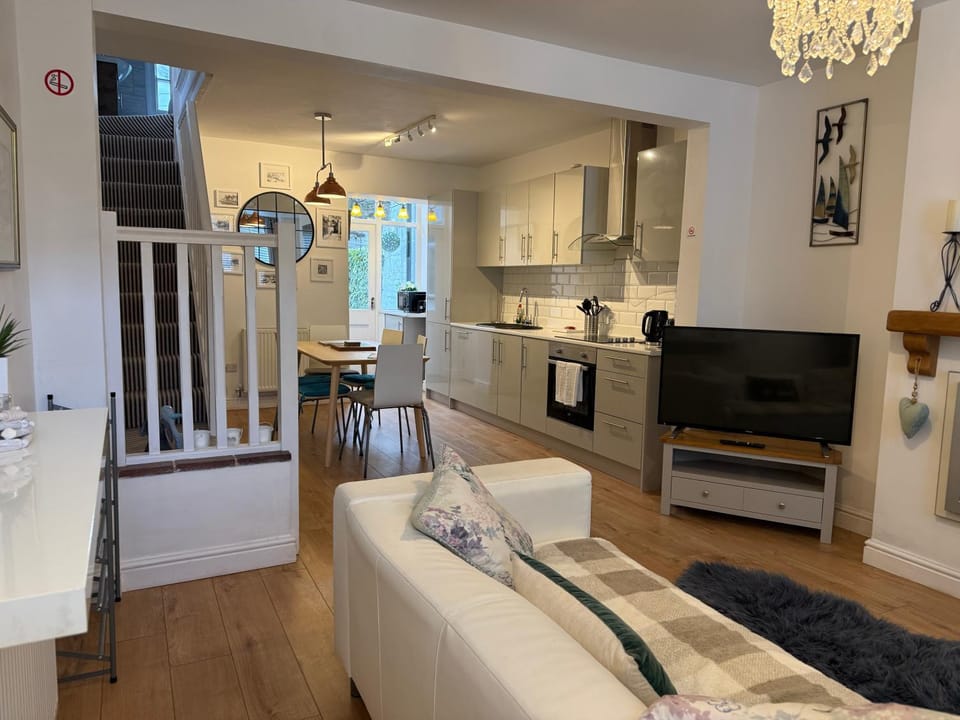 Kitchen or kitchenette, Living room, Seating area, Dining area, dishwasher, stove
