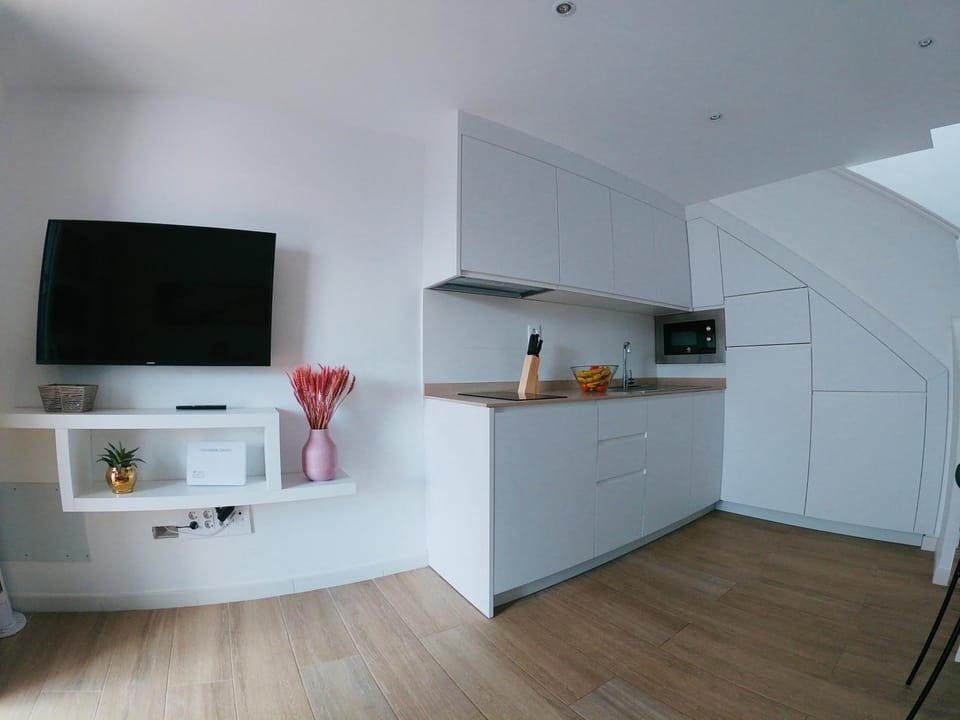 TV and multimedia, Kitchen or kitchenette, minibar, stove