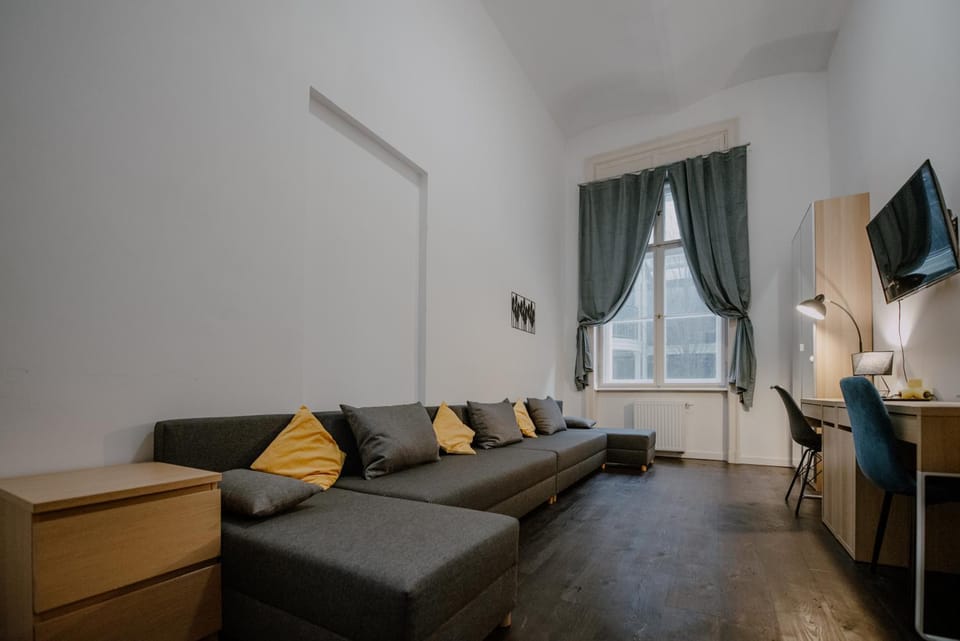 Piotrkowska 77 4 separete Bedrooms 4 osobne pokoje z osobna łazienką i kuchnią na korytarzu Apartment in Masovian Voivodeship
