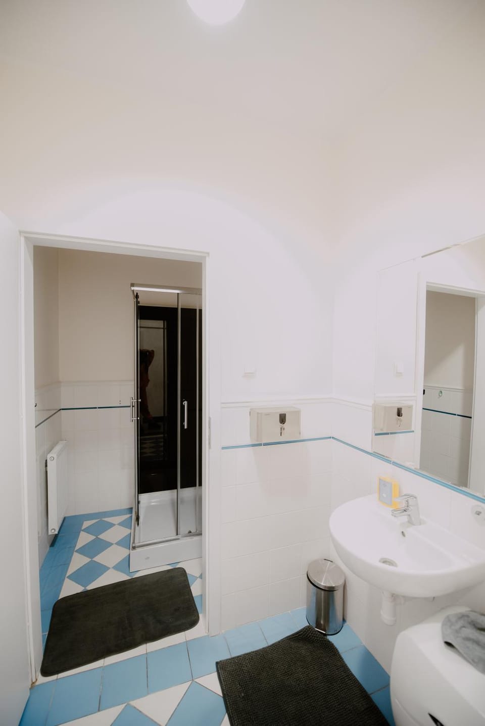 Piotrkowska 77 4 separete Bedrooms 4 osobne pokoje z osobna łazienką i kuchnią na korytarzu Apartment in Masovian Voivodeship