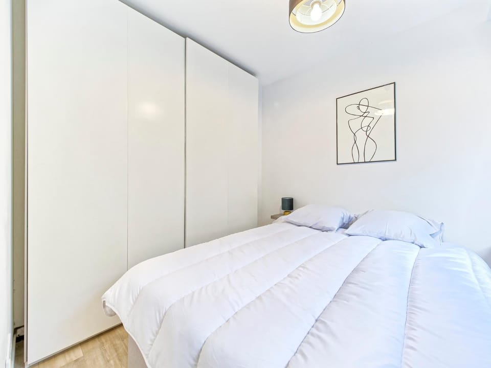 Bed, Photo of the whole room, wardrobe