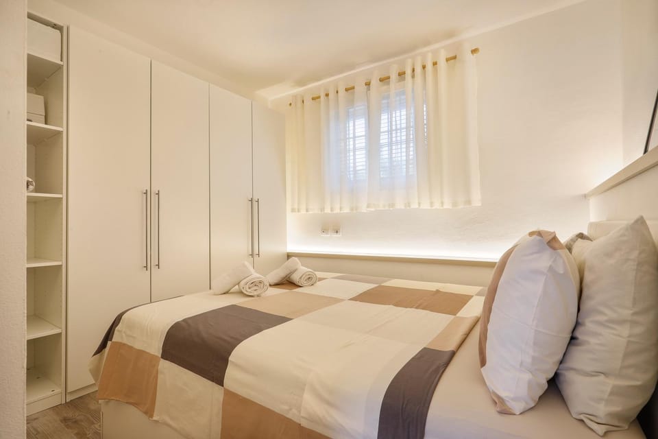 Bed, Photo of the whole room, Bedroom, wardrobe