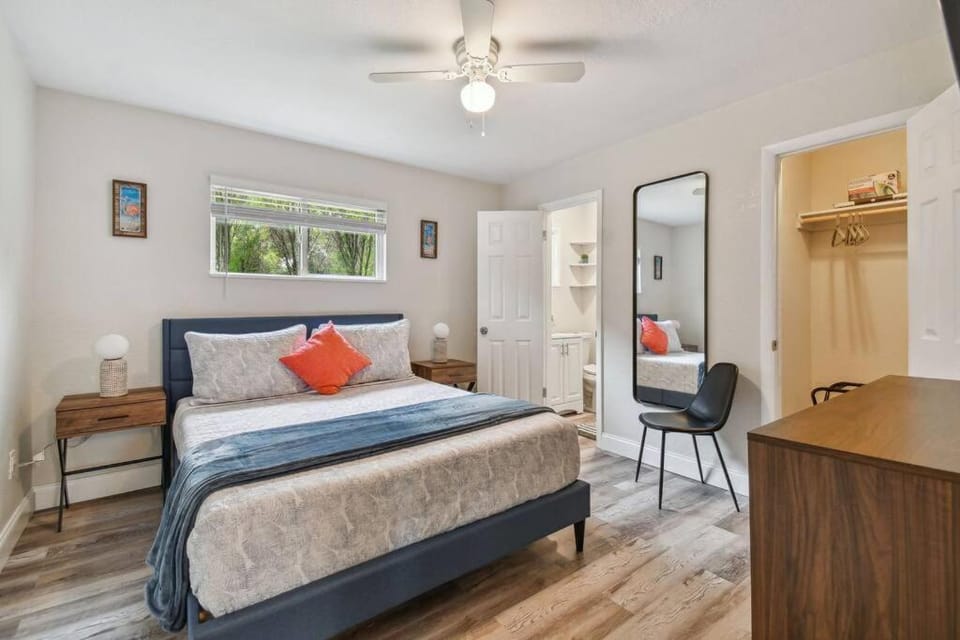 Family Friendly Beach Escape - Modern Retreat near Beaches - Sleeps 6 - Fast WiFi Villa in Largo