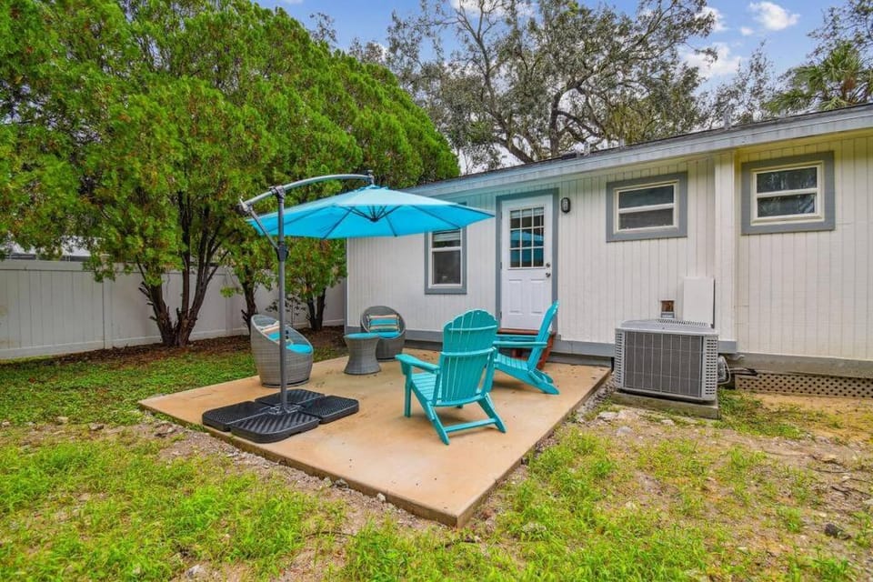 Family Friendly Beach Escape - Modern Retreat near Beaches - Sleeps 6 - Fast WiFi Villa in Largo