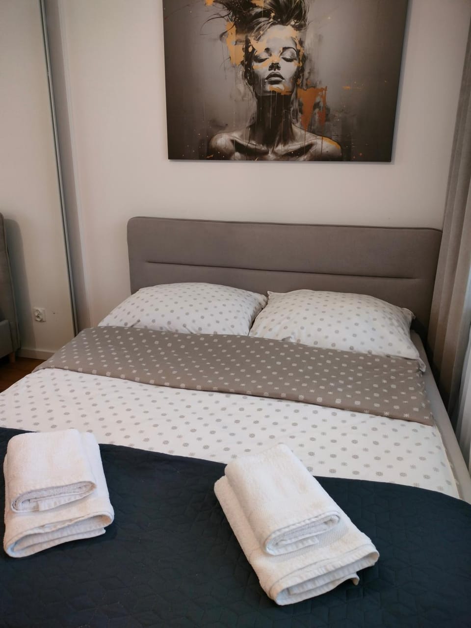 Bed, Photo of the whole room, Seating area, Bedroom, towels