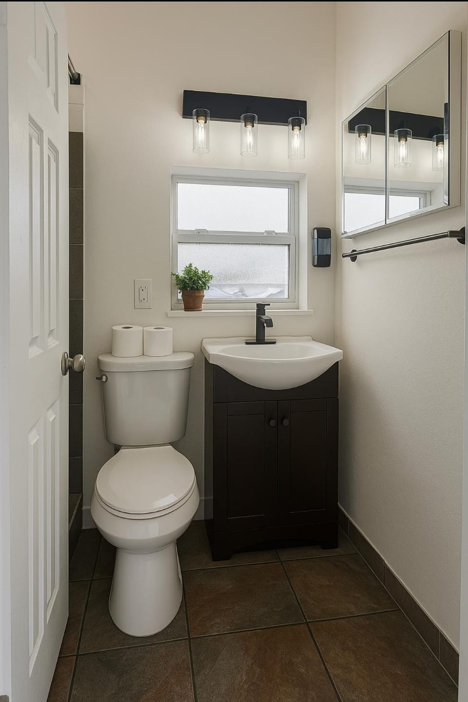 Modern Home - Termpurpedic Queen bed, Laundry, Free Parkging, EV Tesla Villa in Hollywood