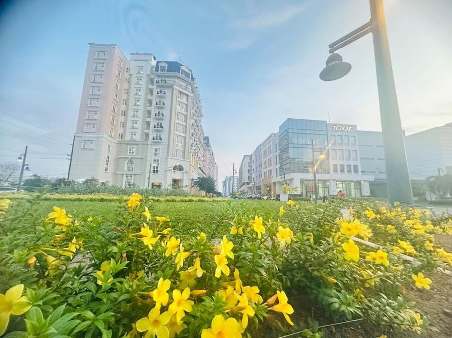 Property building, Spring, Day, Natural landscape, Garden, Garden view, Location
