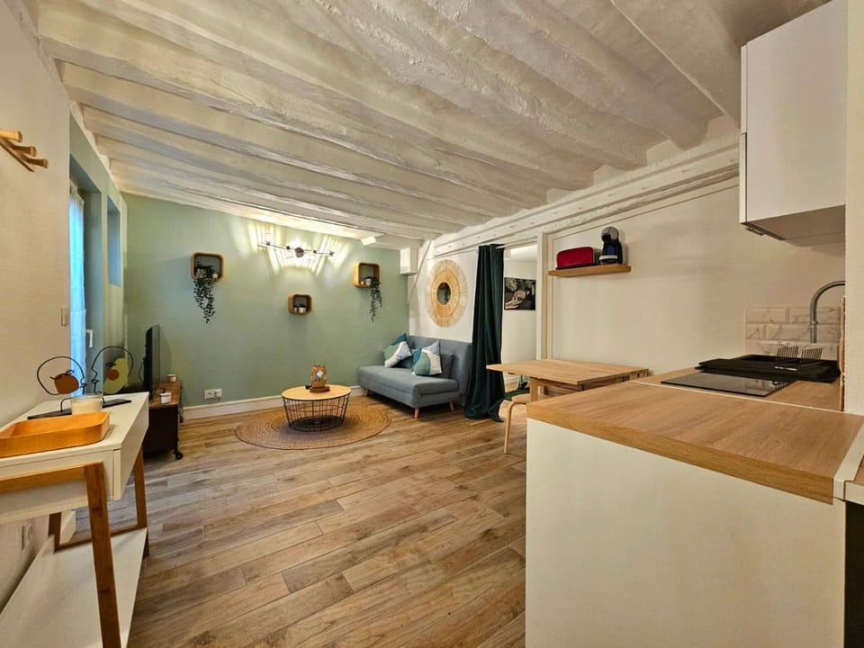 TV and multimedia, Kitchen or kitchenette, Living room, Seating area, Dining area, stove