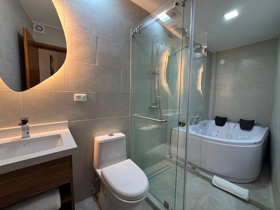 Shower, Toilet, Bathroom, Bath, towels