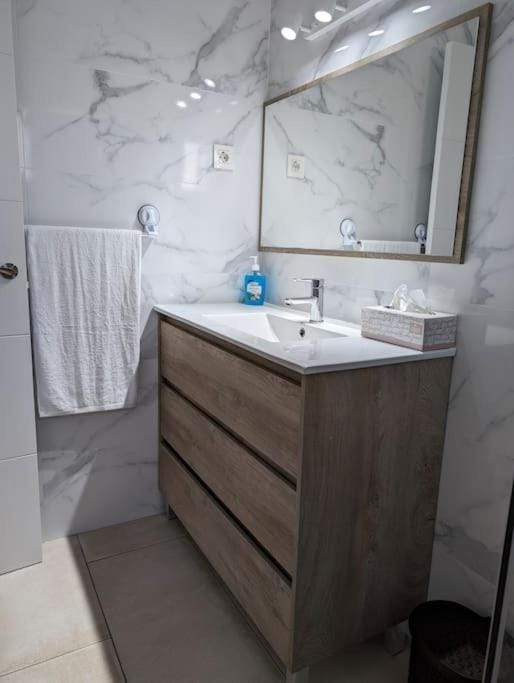 Bathroom, towels