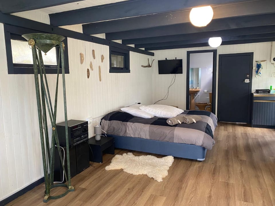 Bed, TV and multimedia, Bedroom, towels