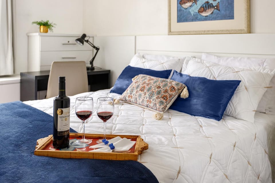 Bed, Seating area, Bedroom
