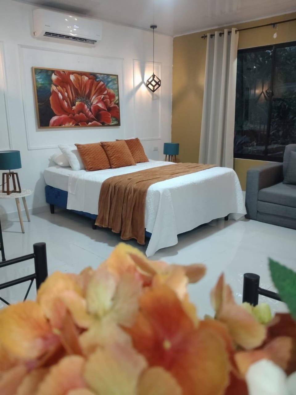 Bed, Photo of the whole room, Bedroom, air conditioner